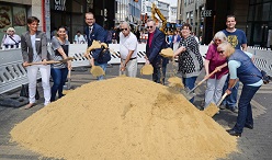 Den ersten Spatenstich setzten heute (7. Juni) Bezirksbürgermeisterin Gabriele Spork und Susanne Düwel, stellvertretende Leiterin des Tiefbauamtes